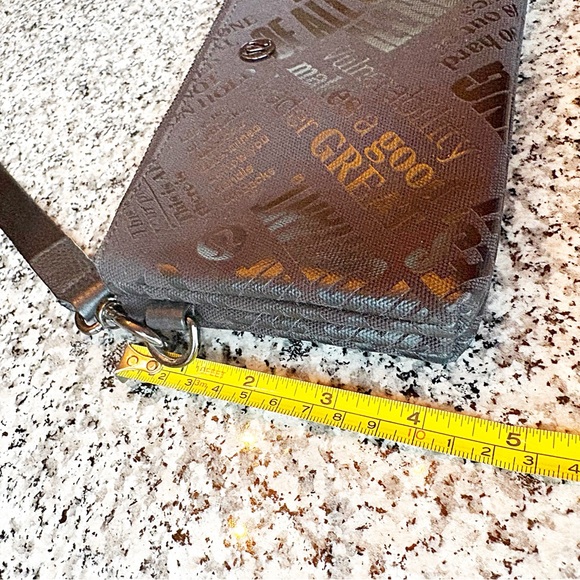 ♥️💖 Lululemon Solid Black Manifesto Print Curved Wristlet Removable Strap EUC - Picture 6 of 6